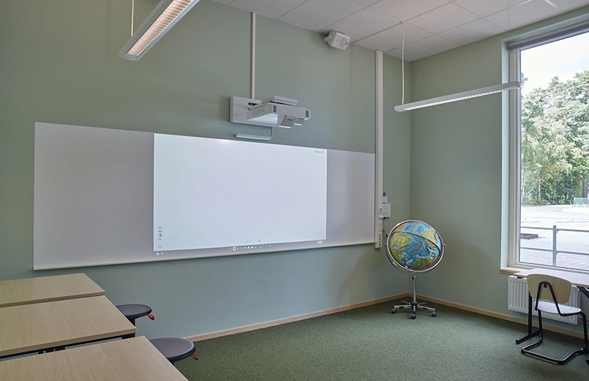 Färdigt klassrum med interaktiv Epson-laserprojektor och whiteboardyta